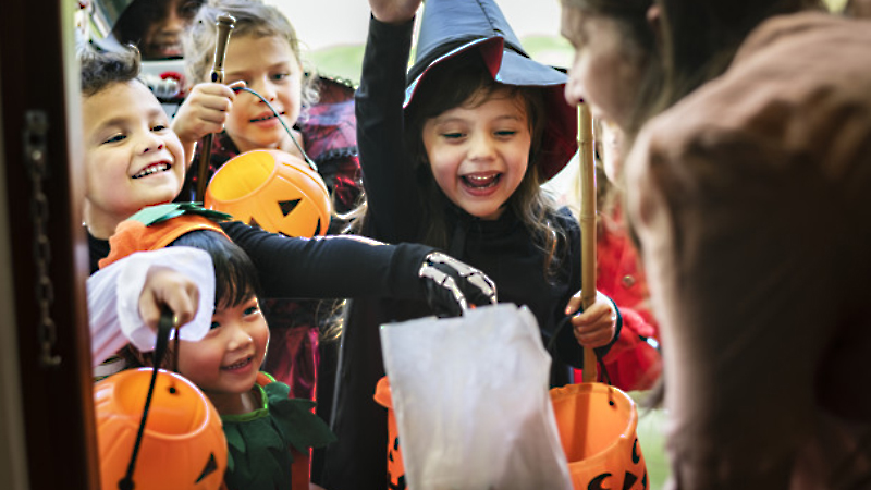 Trẻ con chơi trick-or-treat